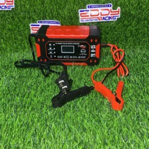Cargador de batería 12/24V para motocicletas, autos y equipos, con sistema de carga rápida y protección contra sobrecarga.
