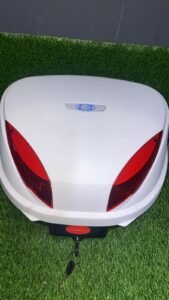 Baúl maletero grande blanco NPPN — espacioso, resistente y elegante. Precio RD$2,975.