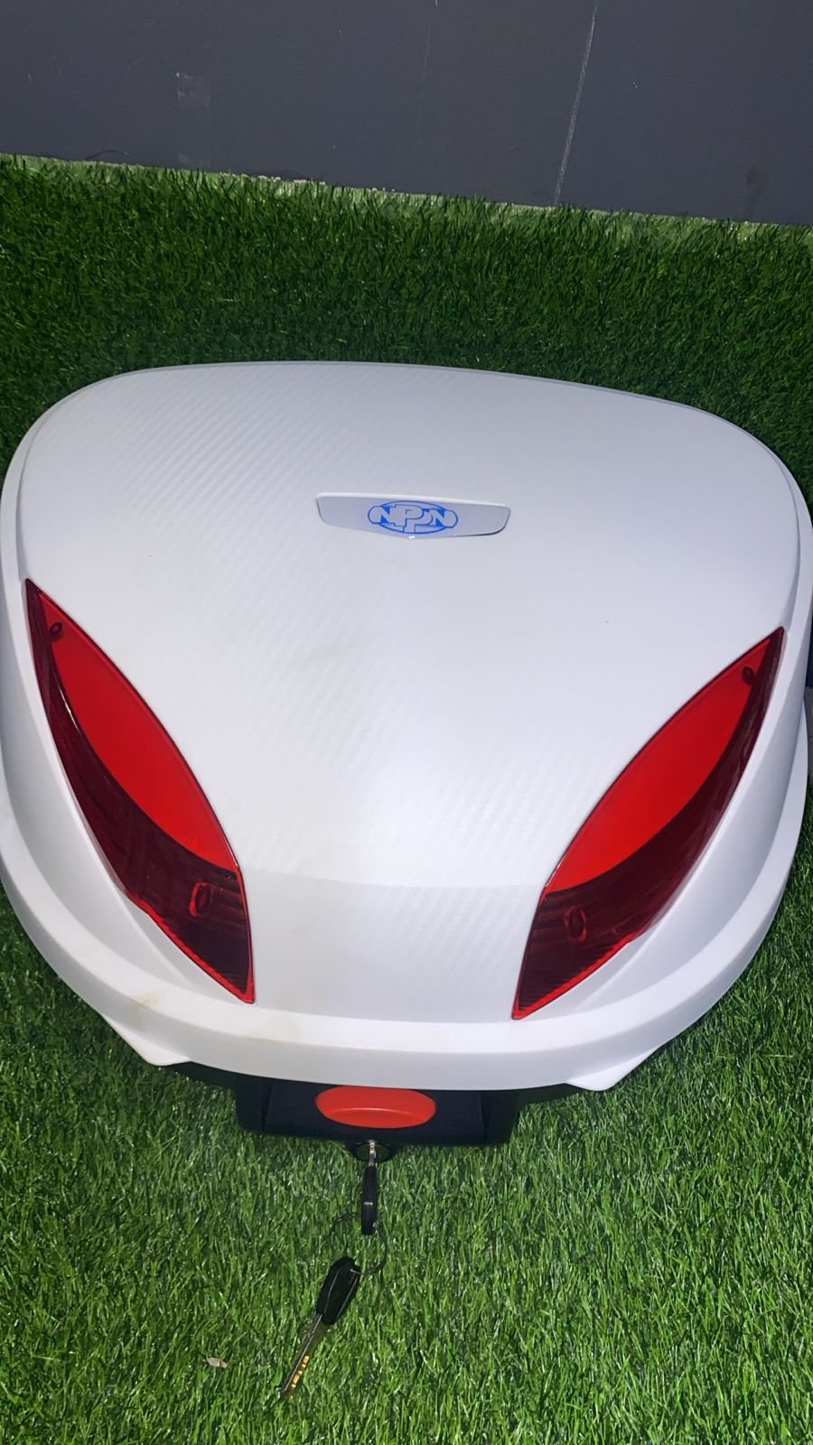 Baúl maletero grande blanco NPPN — espacioso, resistente y elegante. Precio RD$2,975.