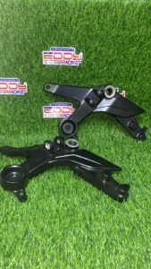 Base estribo derecho original para motocicleta TVS Apache 160, 180 y 200 — pieza metálica negra de soporte de pie