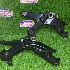 Base estribo derecho original para motocicleta TVS Apache 160, 180 y 200 — pieza metálica negra de soporte de pie