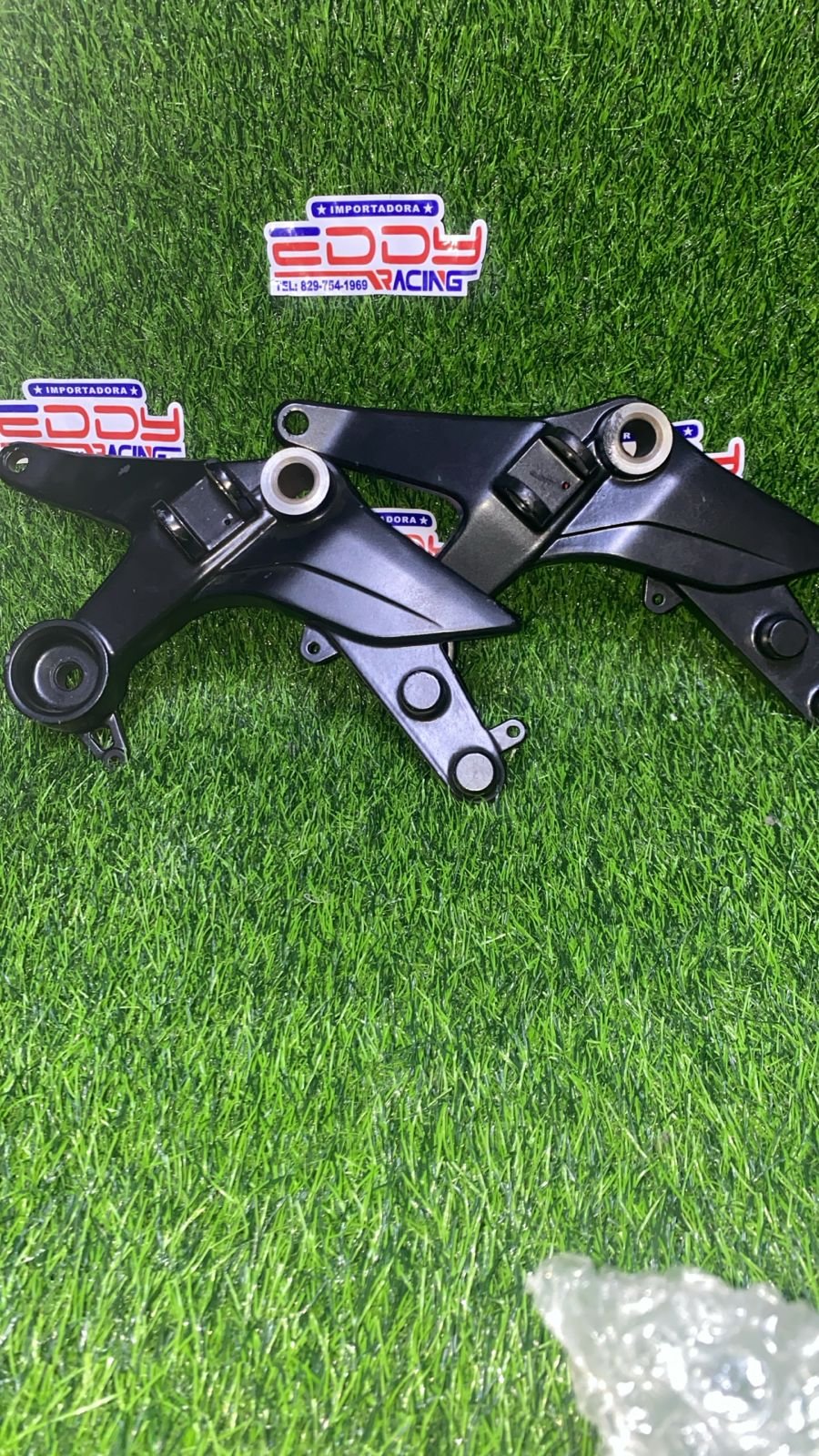 Base estribo derecho original para motocicleta TVS Apache 160, 180 y 200 — pieza metálica negra de soporte de pie